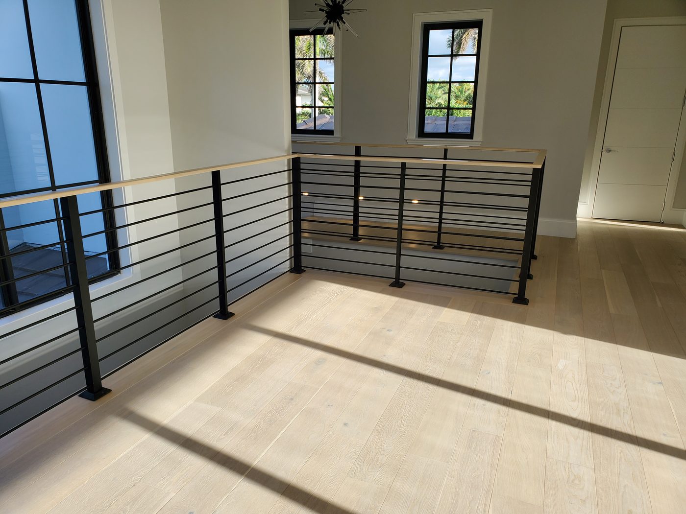 Landing railing with horizontal rods and oak cap