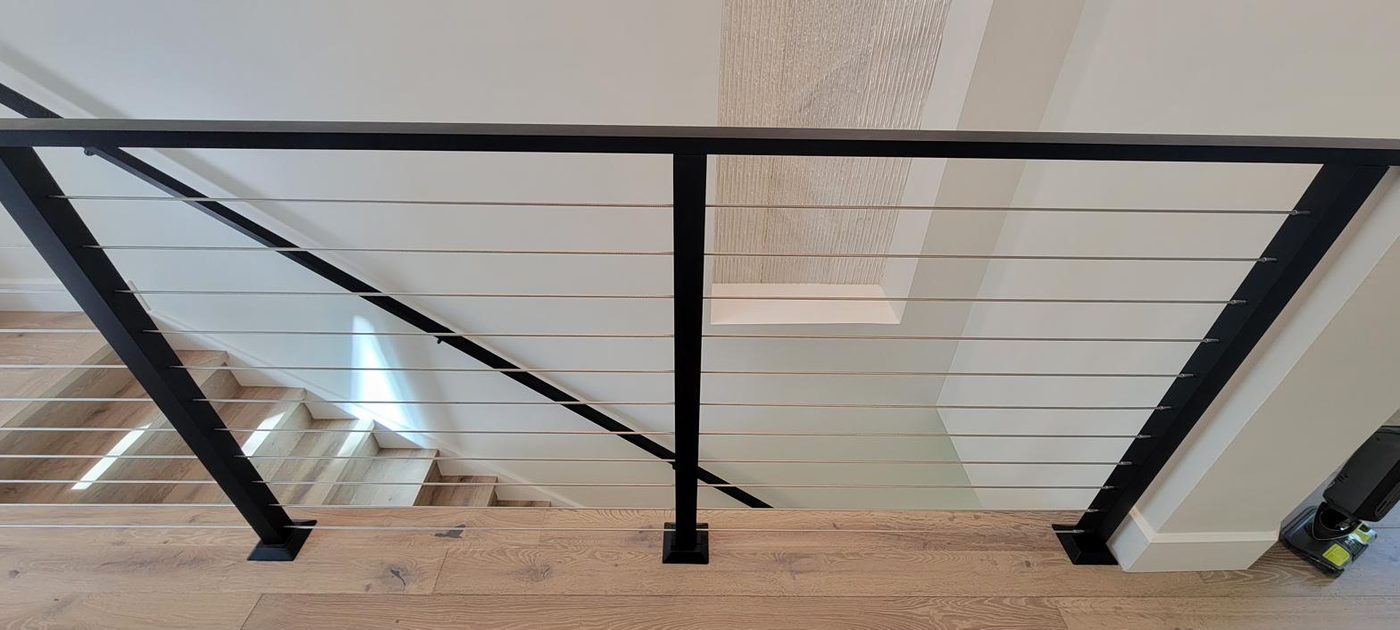 Floating staircase with horizontal cable railing