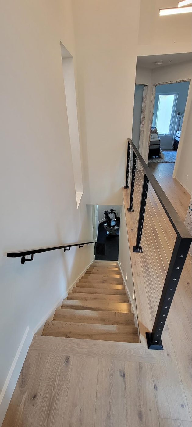 Floating staircase with horizontal cable railing