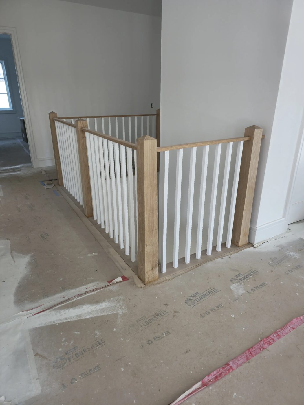 Wood railing with oak posts and white balusters