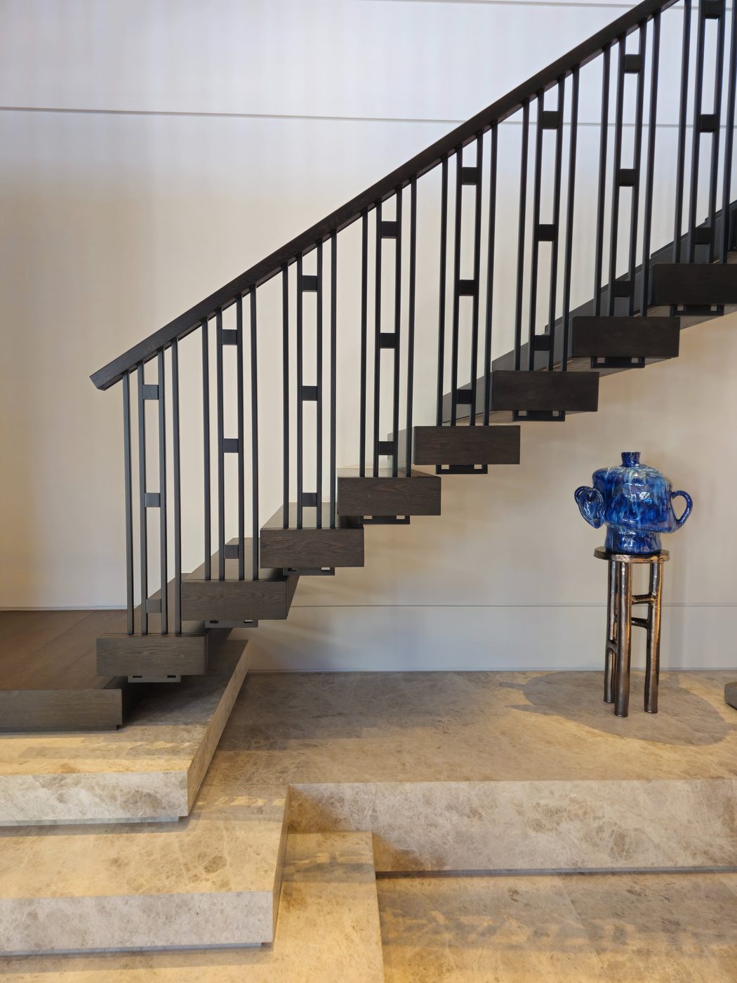 Floating staircase with vertical rod railing