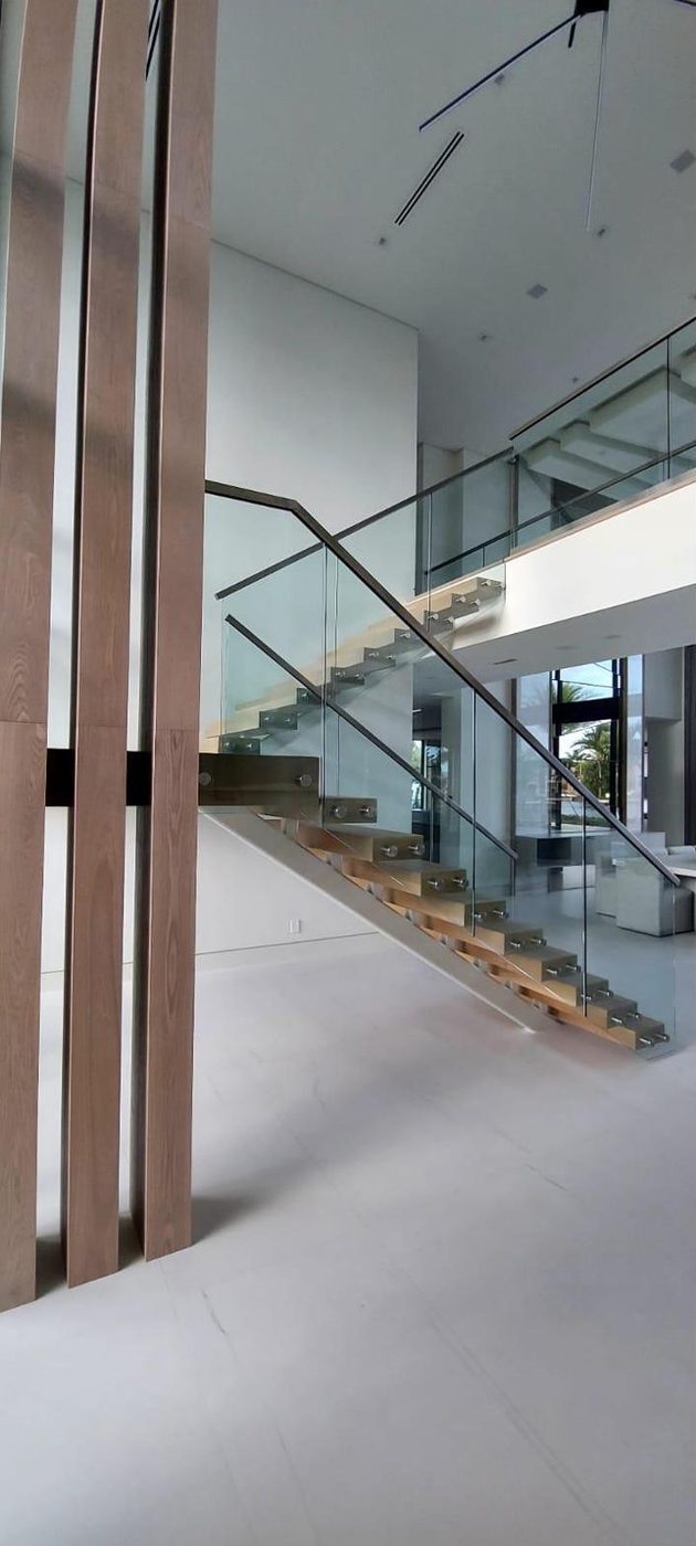 Floating staircase with wood columns, detail