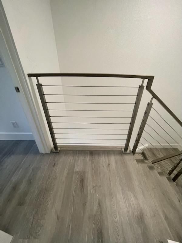 Landing with horizontal cable railing