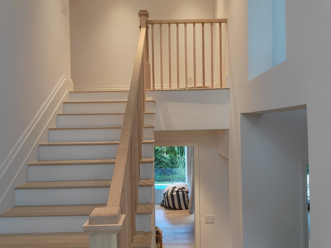 Oak staircase railing with square wood balusters